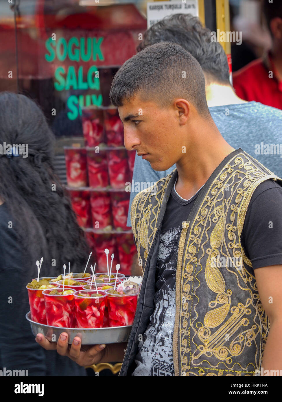 Giovani turche cameriere che serve bevande analcoliche sul vassoio Istanbul TURCHIA Foto Stock