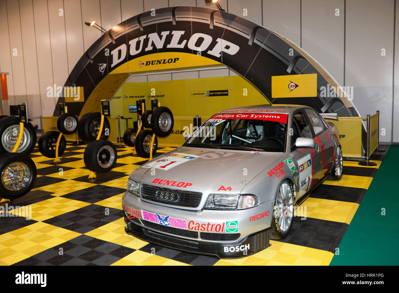 La Dunlop Motorsport Stand (H.P.pneumatici Ltd),con Emanuele Pirro's 1997 Audi A4 quattro Super Touring Car, al motorismo storico International 2017 Foto Stock