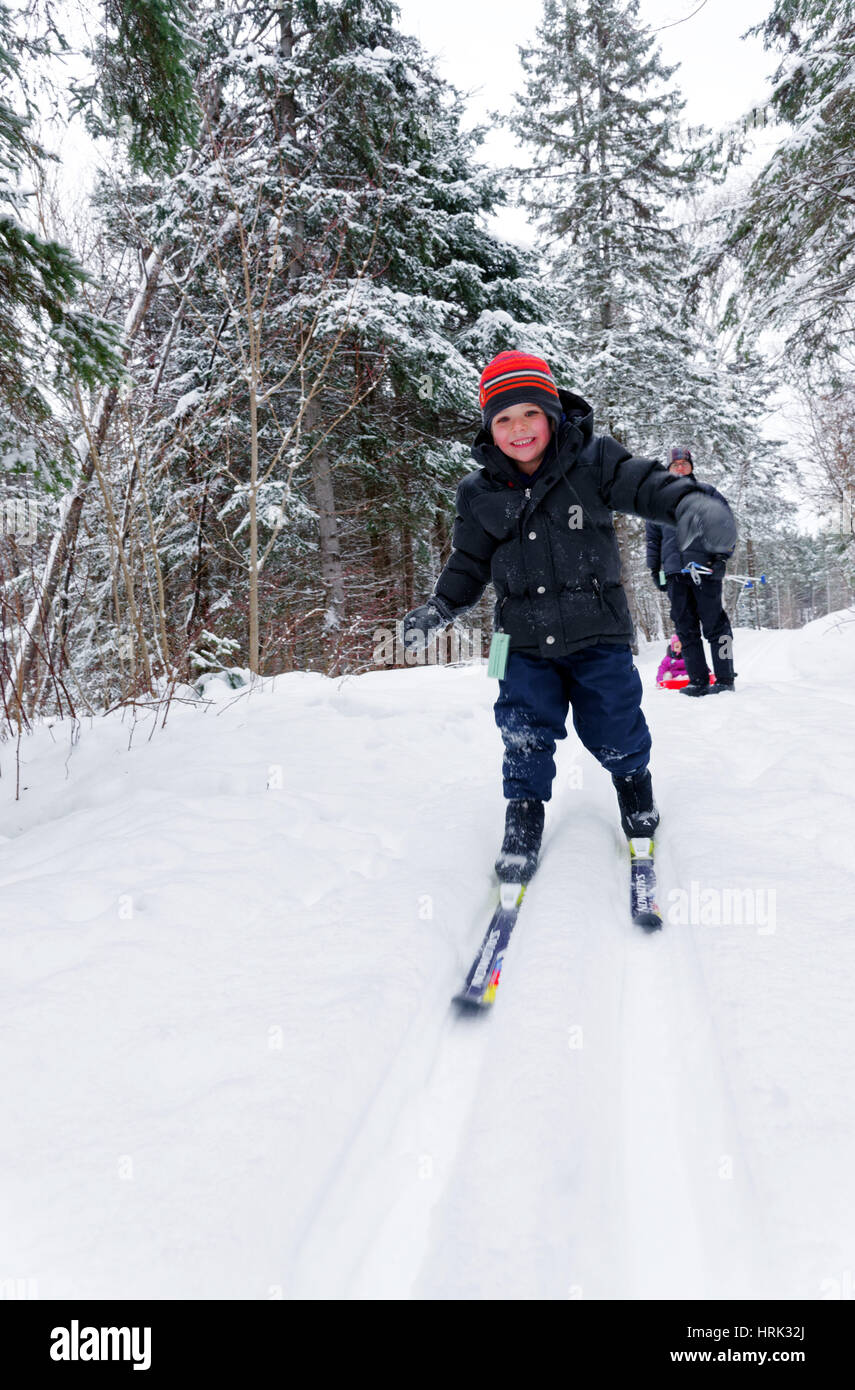 Un giovane ragazzo (4 anni) sci di fondo in Quebec, Canada Foto Stock