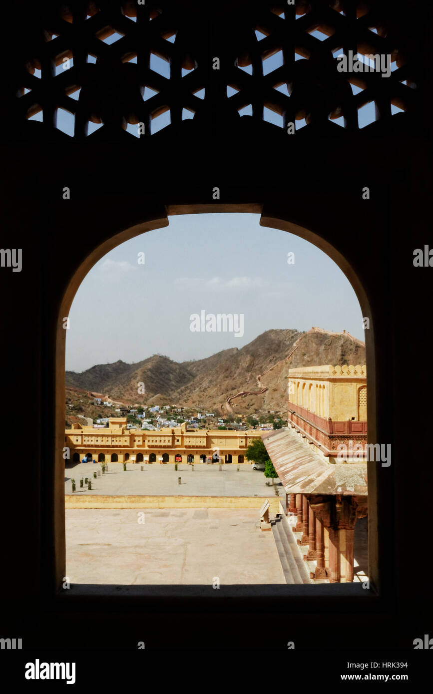 Il forte di Amber a Jaipur, India visto attraverso una finestra ornata Foto Stock