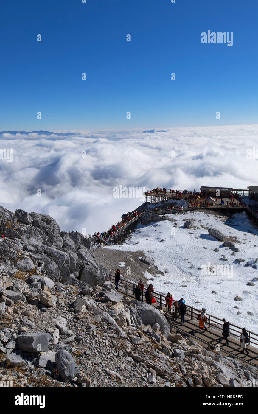 I turisti su Jade Dragon Snow Mountain (Yulong Xueshan), Lijiang, Yunnan, Cina Foto Stock