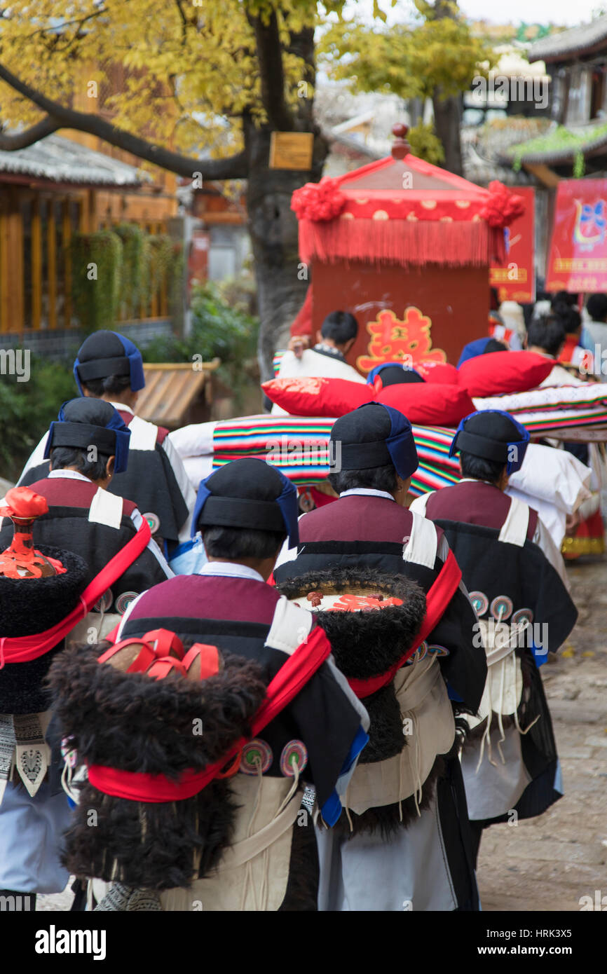 Naxi donne che indossano abiti tradizionali in parata, Lijiang (Patrimonio Mondiale dell'UNESCO), Yunnan, Cina Foto Stock