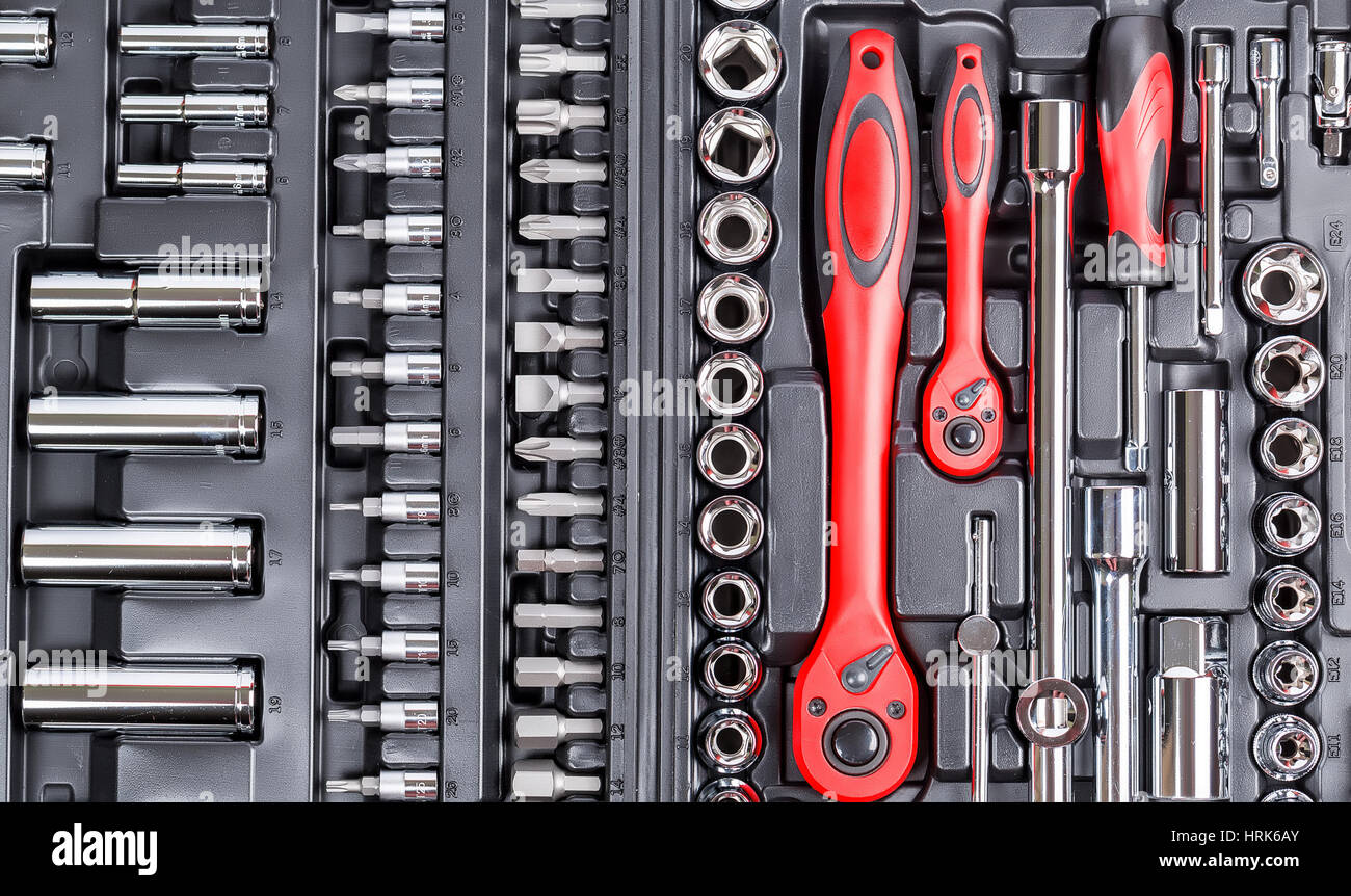 Set di utensili a mano. Molti chiave e strumenti di close-up nella casella per riparare la vettura o sostituzione ricambi automotive, ricambi per auto. Foto Stock