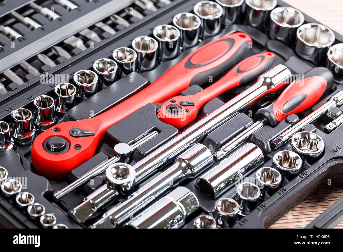 Set di utensili a mano. Molti chiave e strumenti di close-up nella casella per riparare la vettura o sostituzione ricambi automotive, ricambi per auto. Foto Stock