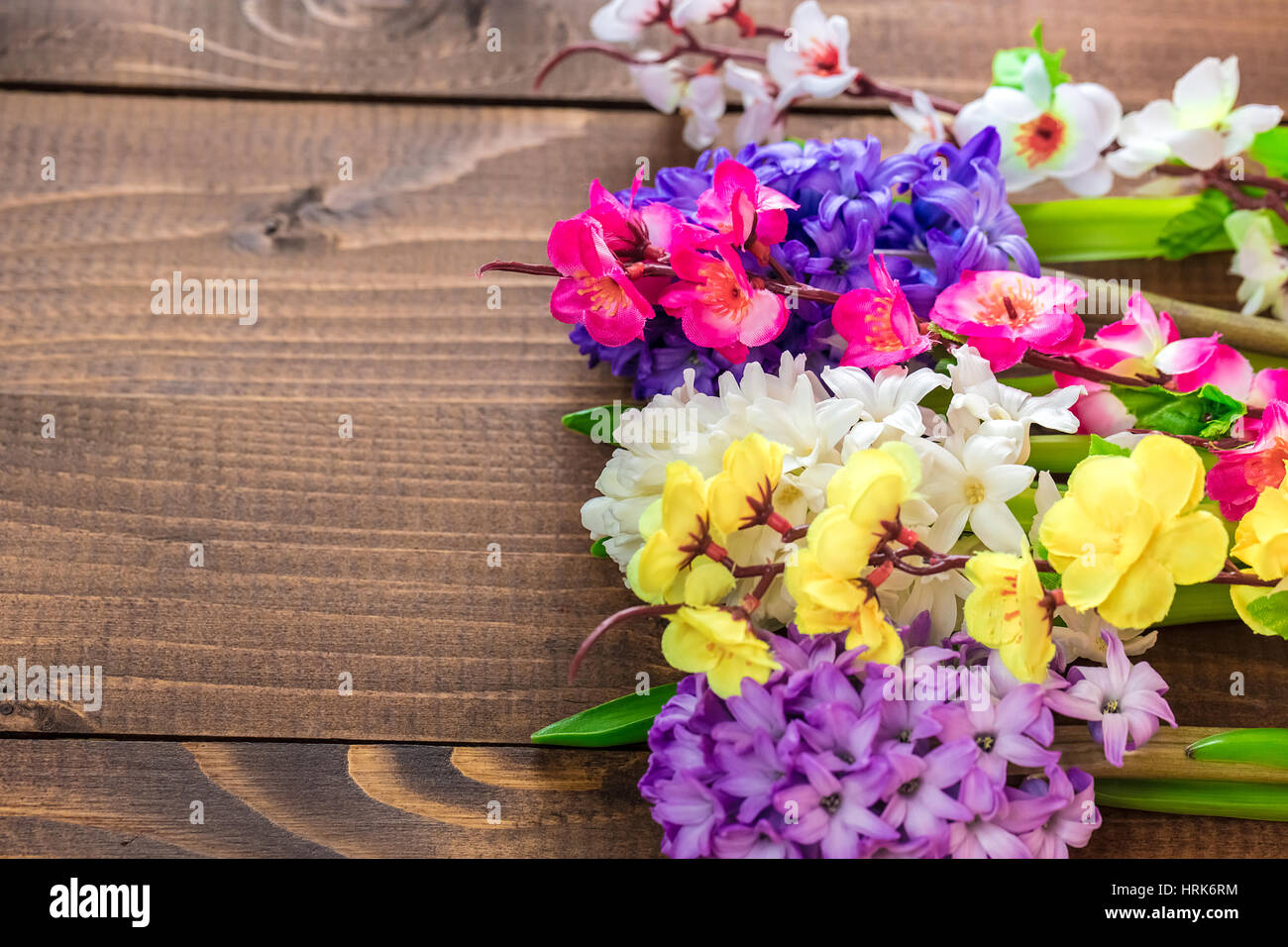 Giacinto di freschi Fiori su sfondo di legno. Bella idea per biglietti di auguri per il giorno di San Valentino, il 8 marzo e la festa della mamma. Spazio libero Foto Stock