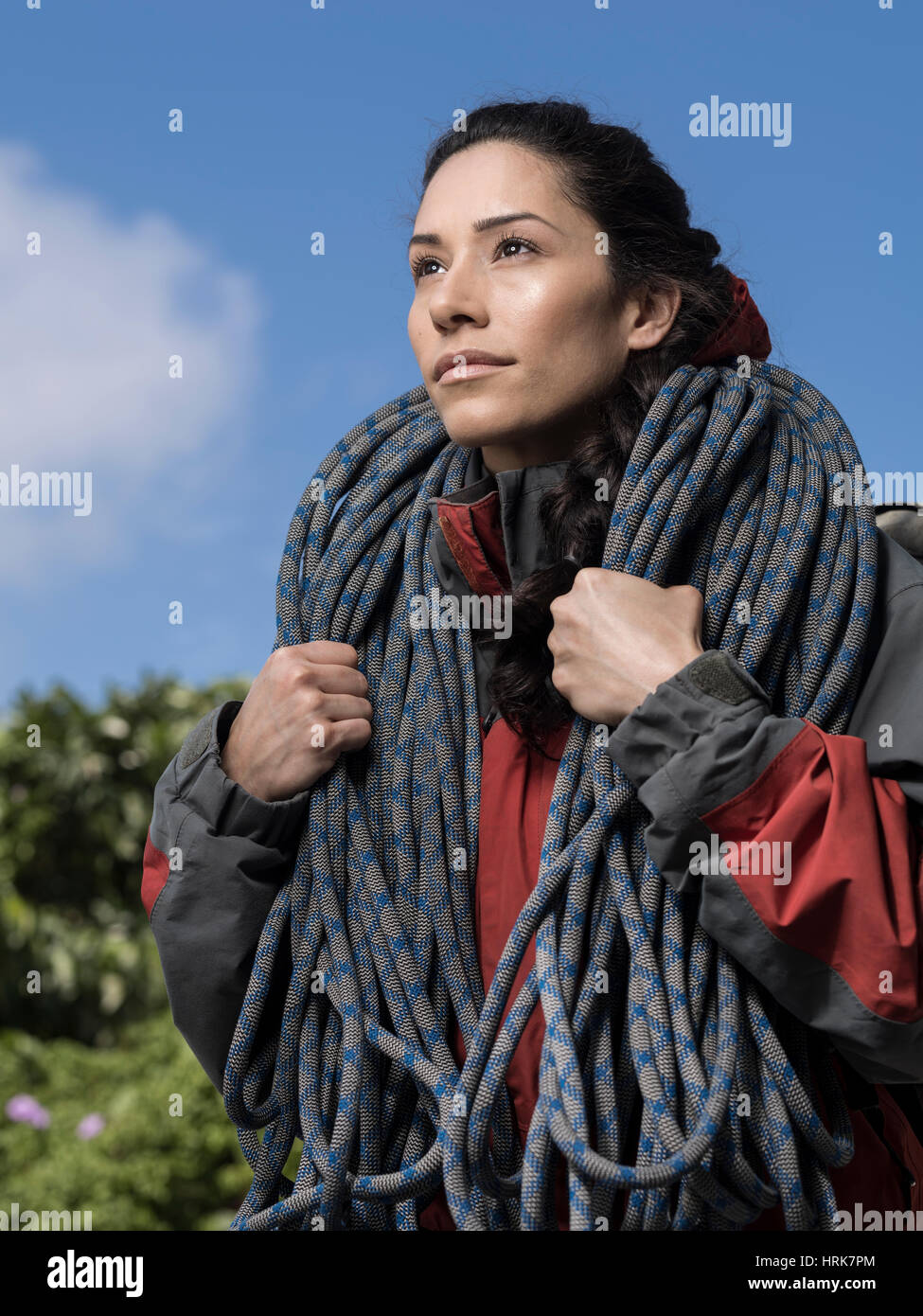 Donna alpinista con la camicia e la corda Foto Stock