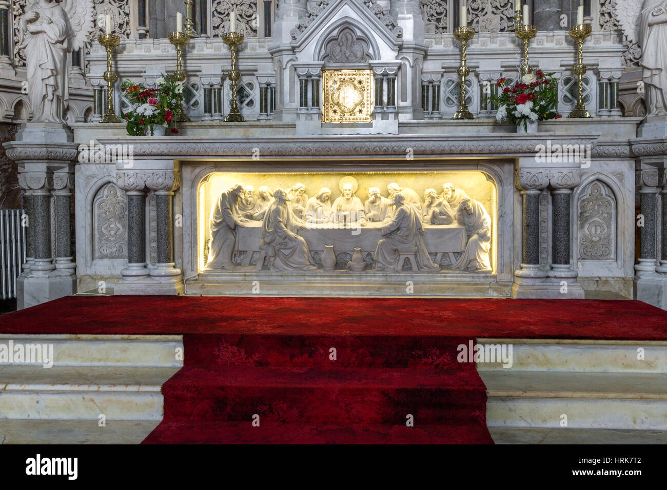 L Ultima Cena della pietra che intaglia sull altare maggiore, Daniel O'Connell Memorial Church, Cahersiveen, Co. Kerry, Irlanda Foto Stock