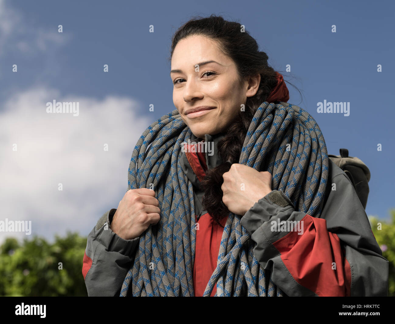 Donna alpinista con la camicia e la corda Foto Stock