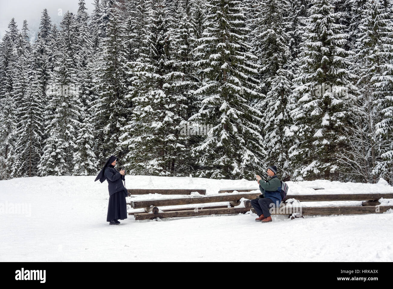 Nun e uomo anziano a scattare foto di ogni altro in Strazyska Valley vicino a Zakopane, Polonia Foto Stock