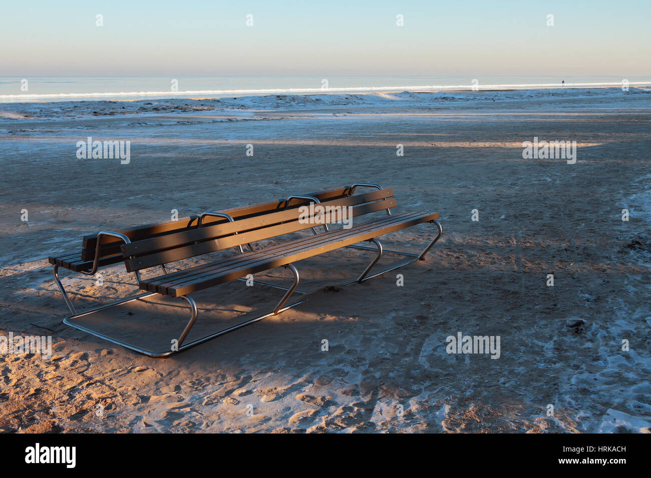 Spiaggia di sabbia in inverno mattina. Jurmala, Lettonia Foto Stock