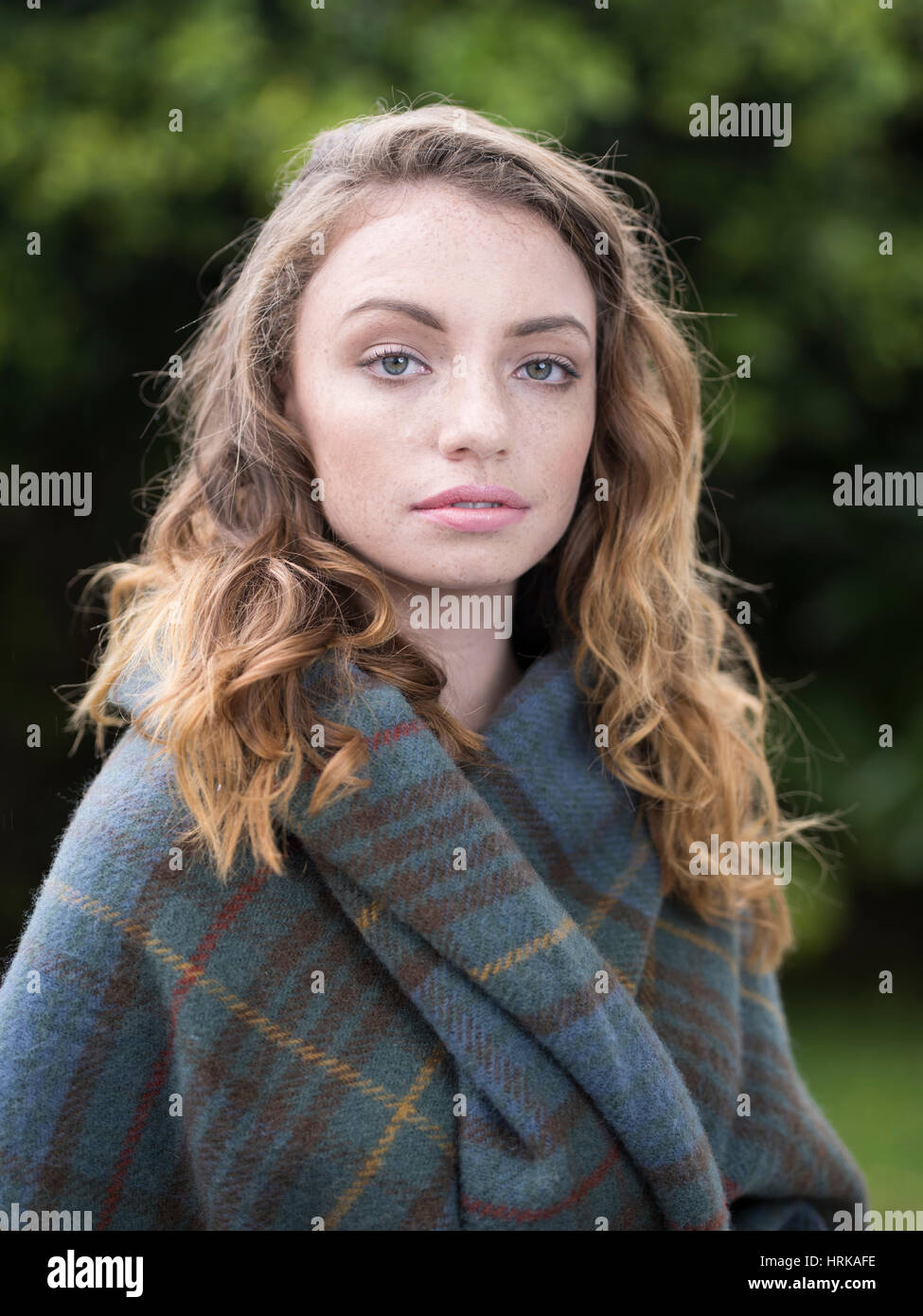 Giovane donna con antichi caccia Stewart tartan scialle Foto Stock