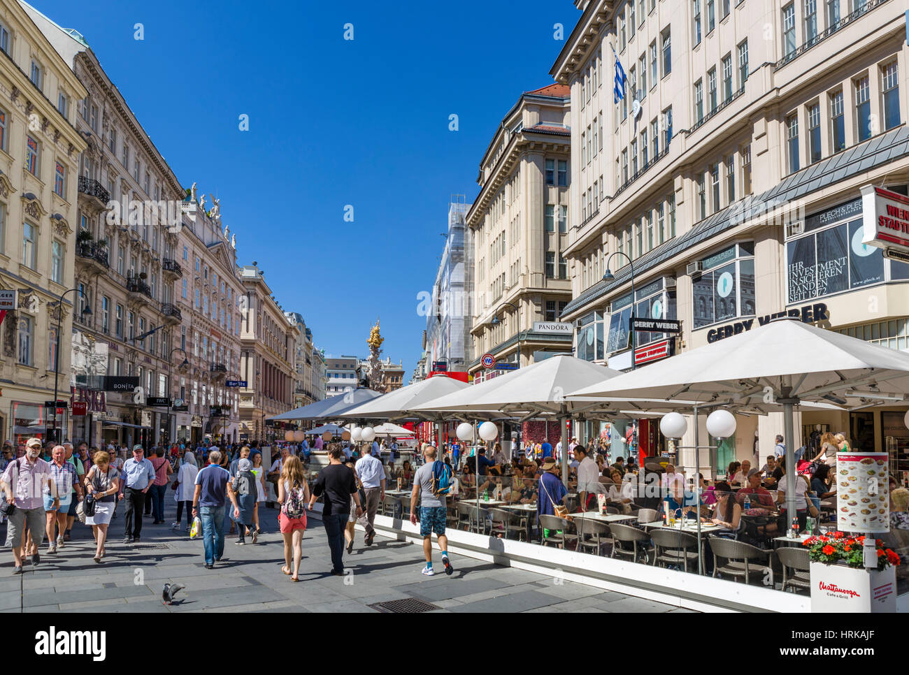 Vienna, Graben. Negozi e cafè sul marciapiede sul Graben, Innere Stadt, Vienna, Austria Foto Stock