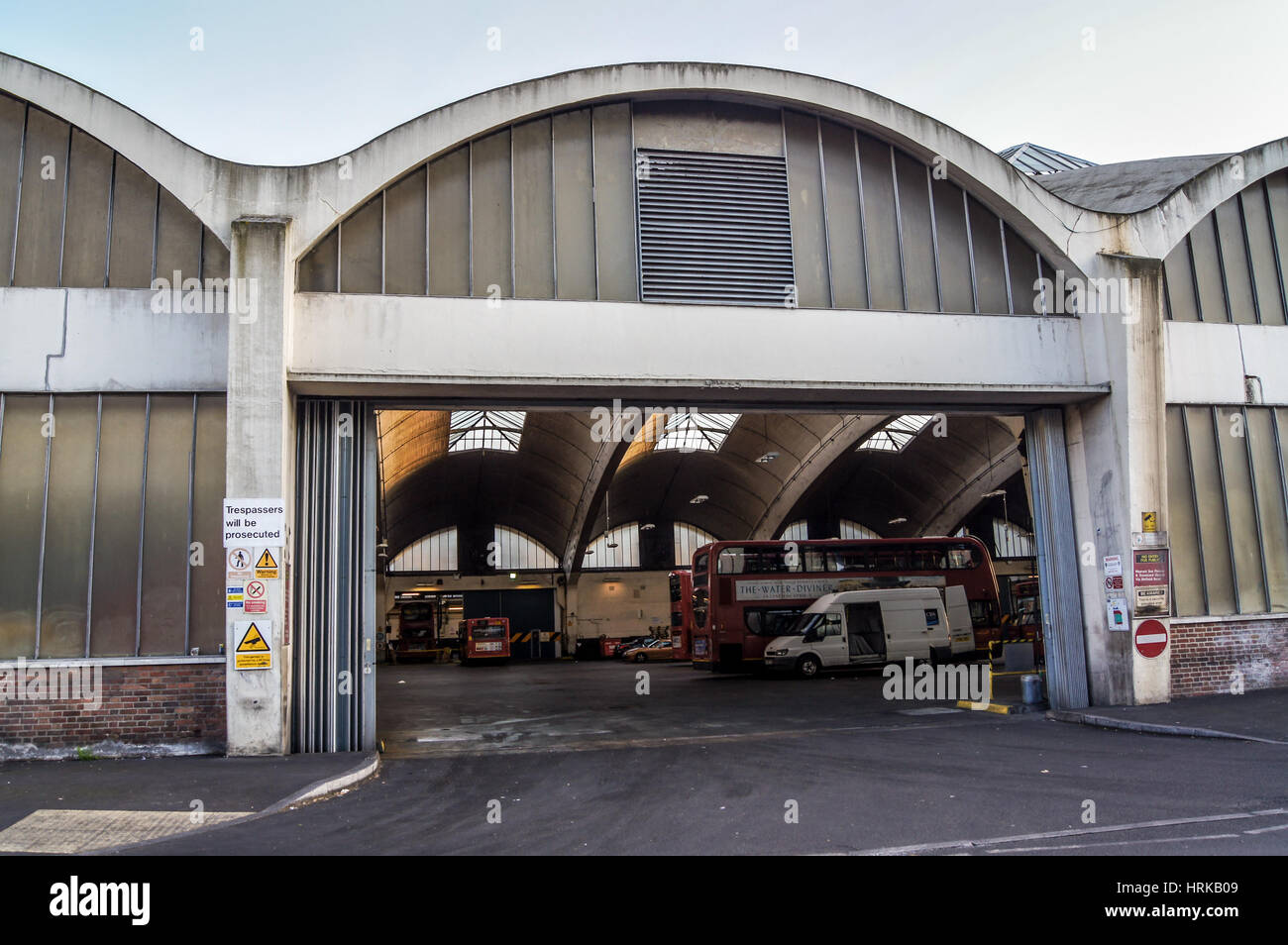 Stockwell Bus Garage da un .E. Birra e Adie, pulsante & Partners, 1952, Stockwell, Londra, Inghilterra Foto Stock