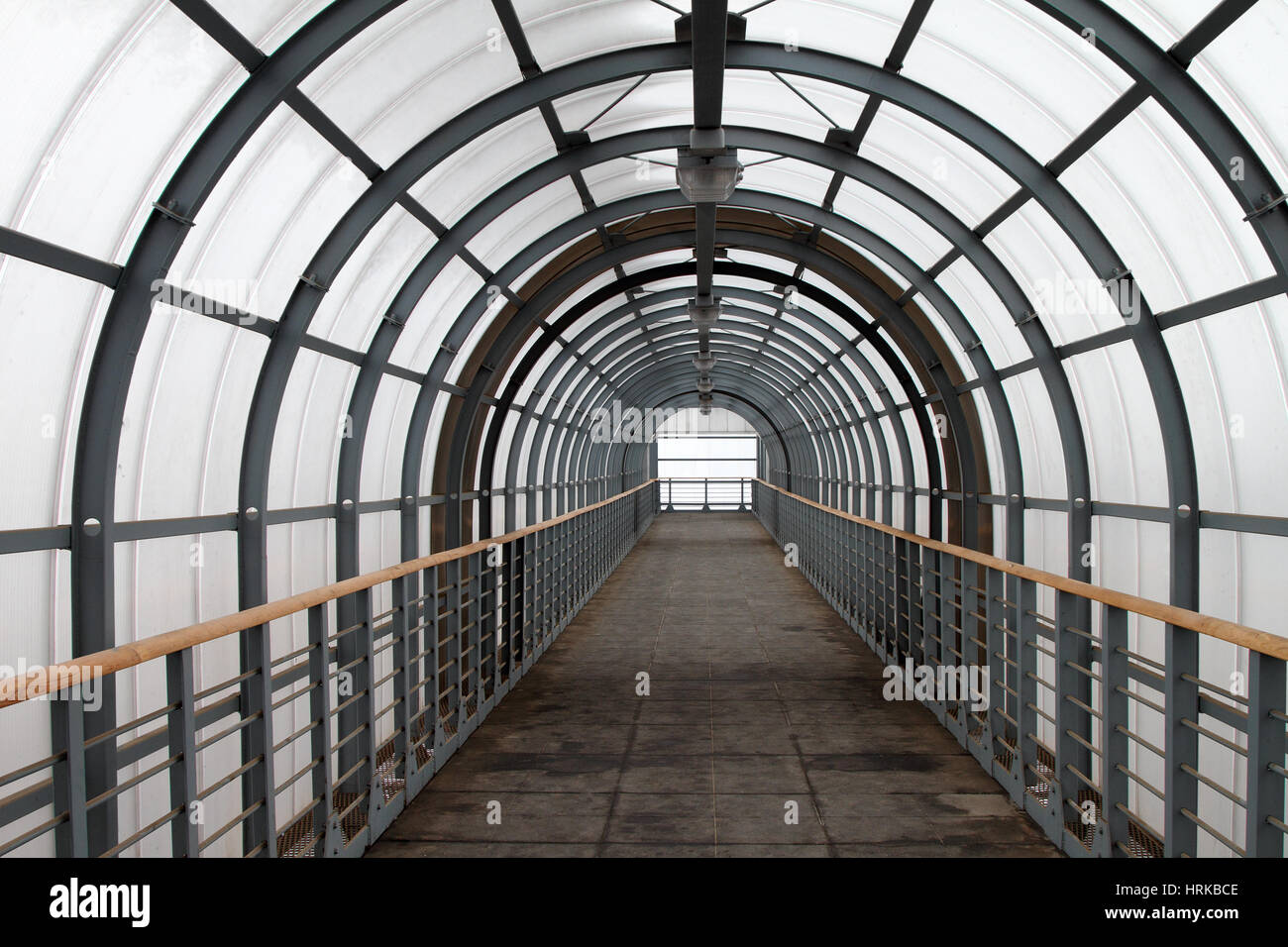 Vuoto moderno attraversamento pedonale con archi metallici. Foto Stock