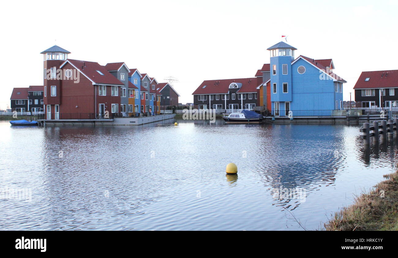 Colorato stile Scandinavo case di legno a Reitdiephaven. Moderno sviluppo di alloggiamento nella città di Groningen, Paesi Bassi Foto Stock