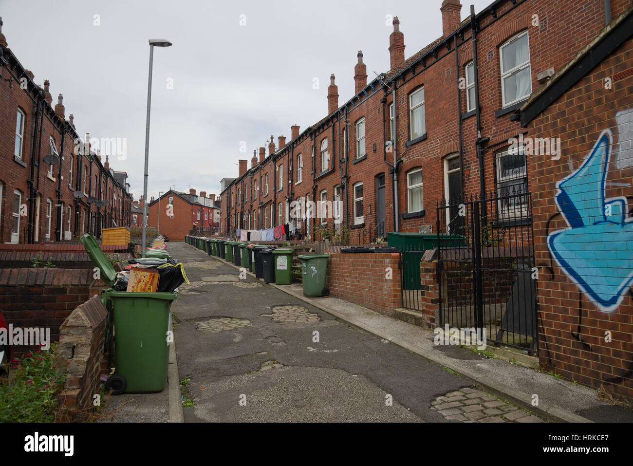 Schiera Street nel quartiere di Hyde Park di Leeds, nello Yorkshire, Inghilterra Foto Stock