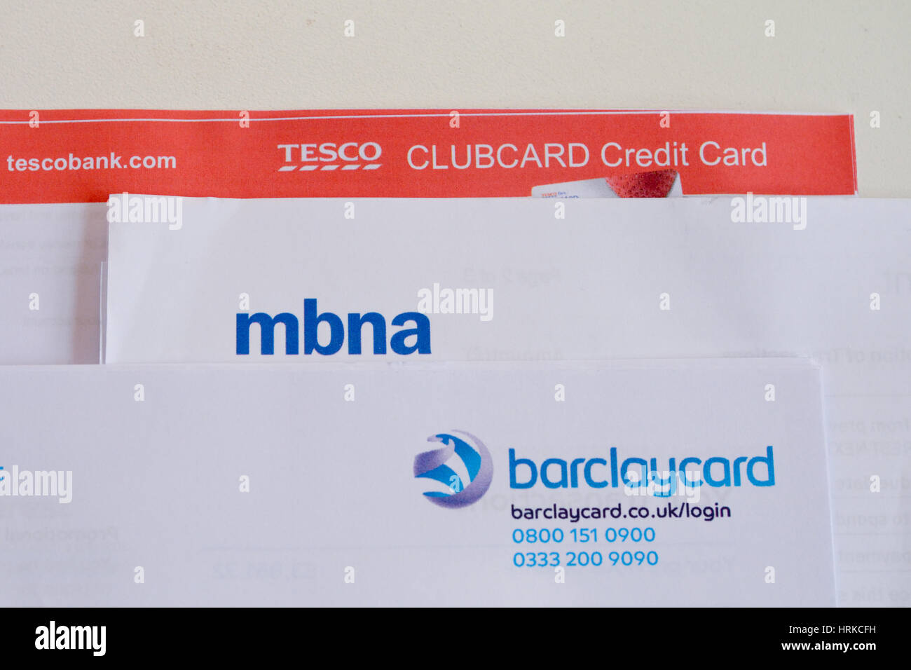 Pila degli estratti conto delle carte di credito tra cui Banca Tesco, Barclaycard e MBNA - indicativo della blanace la generazione di trasferimento Foto Stock