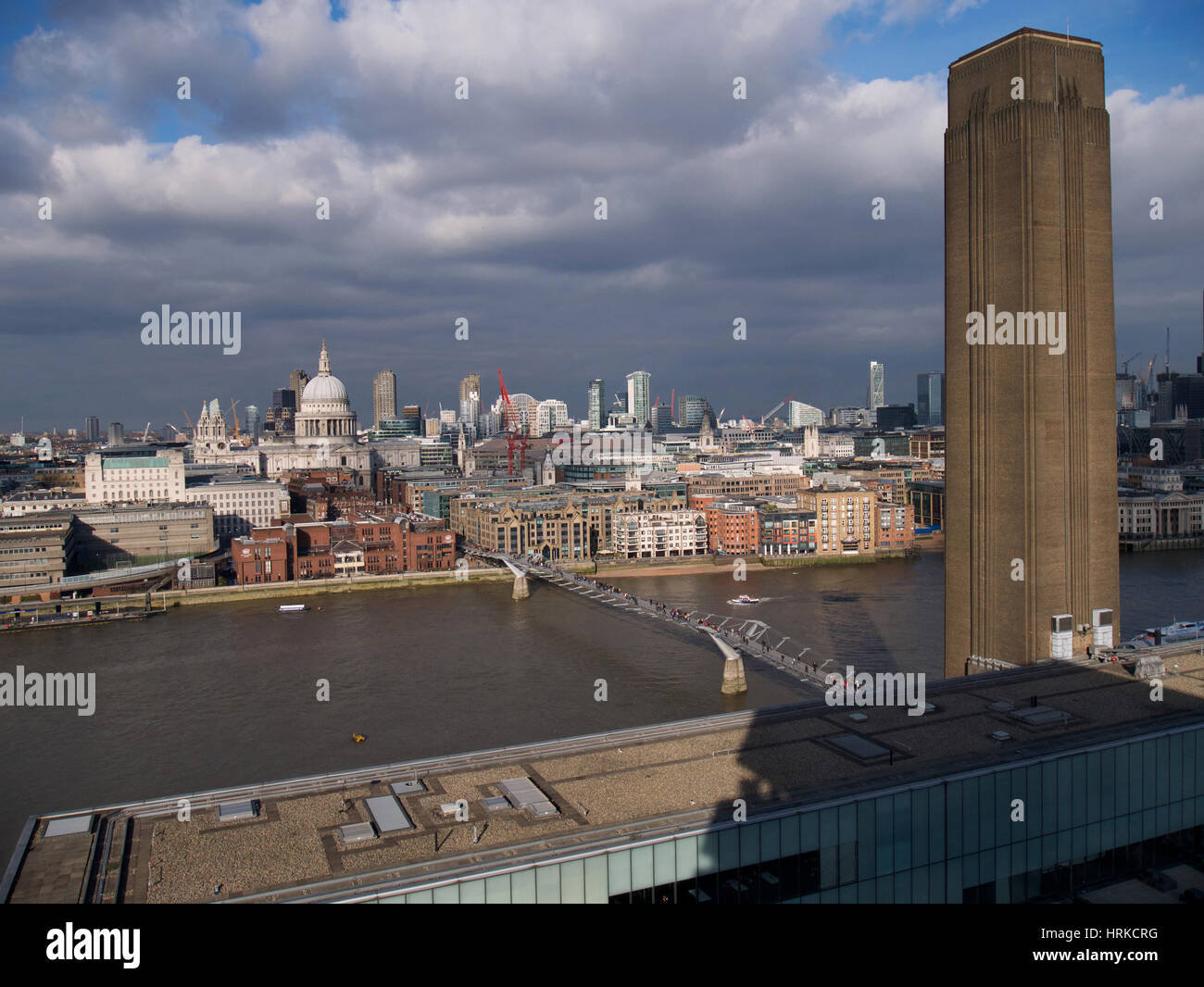 San Paolo e il Millennium footbridge dalla piattaforma di visualizzazione di Tate Modern interruttore della Casa, Londra, Inghilterra Foto Stock