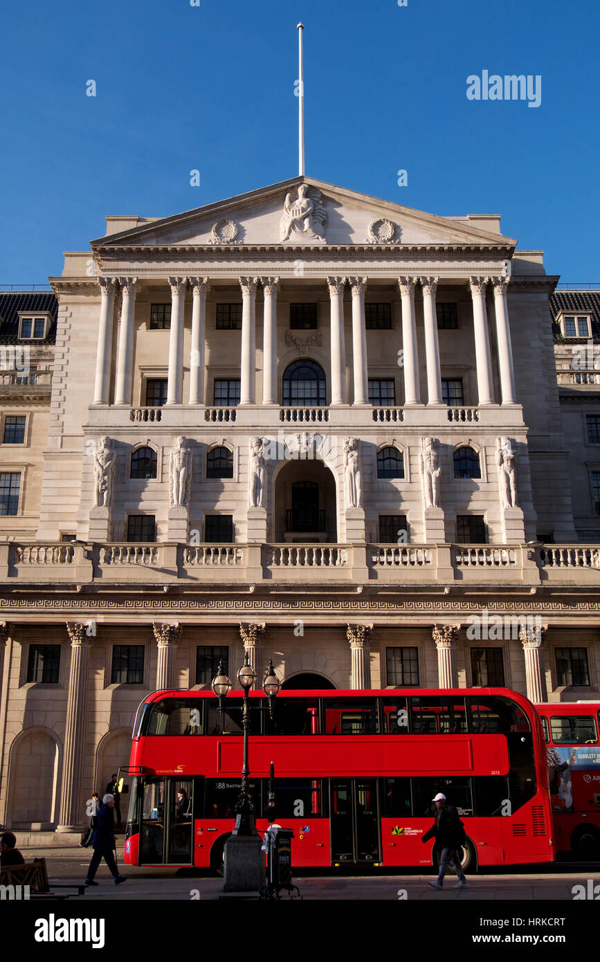 Red London Bus di fronte alla Bank of England, Londra, Inghilterra Foto Stock