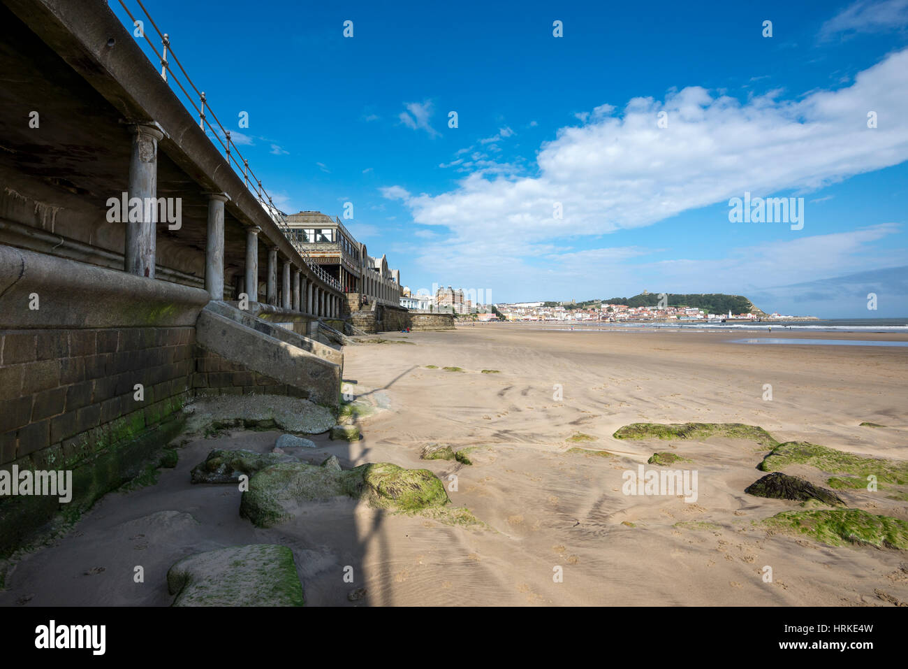 Gli edifici di vecchia costruzione a Scarbough, una storica cittadina balneare sulla costa del North Yorkshire, Inghilterra. Foto Stock