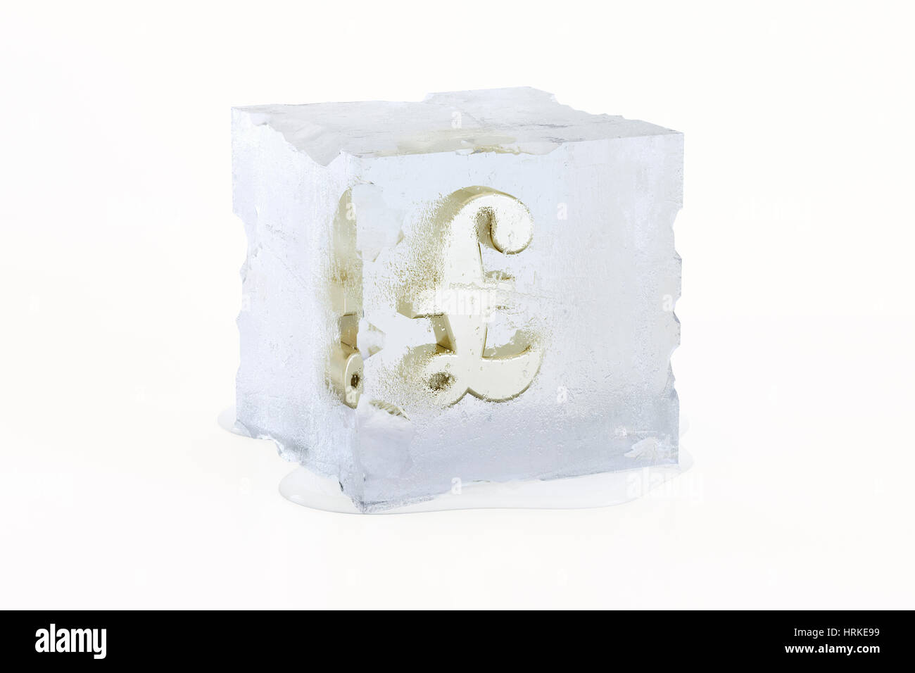 Golden British Pound Sterling concetto simbolo congelati in una fusione lentamente il cubo di ghiaccio isolato su uno sfondo bianco Foto Stock