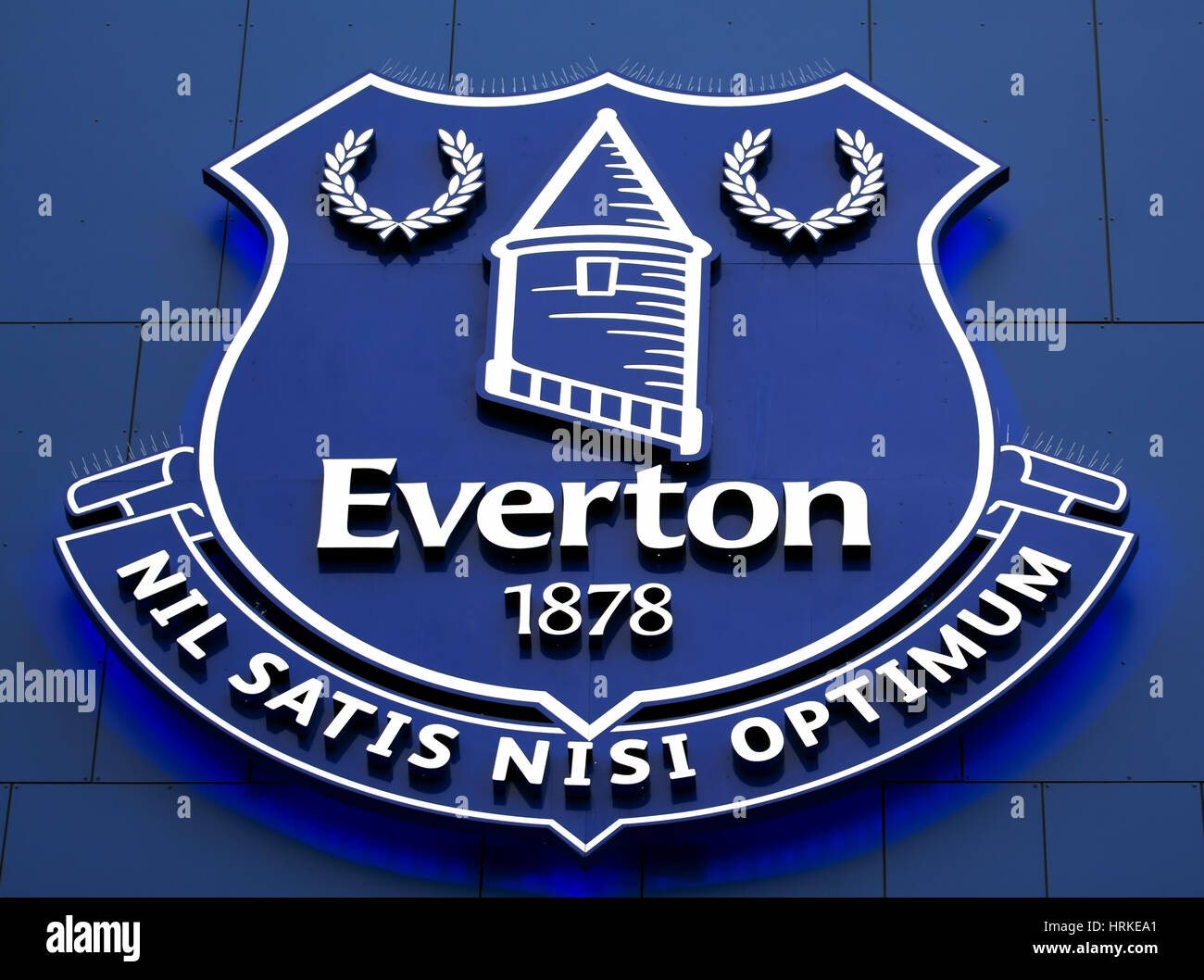 Everton Football Club crest sul display sulla parte esterna del Goodison Park Foto Stock