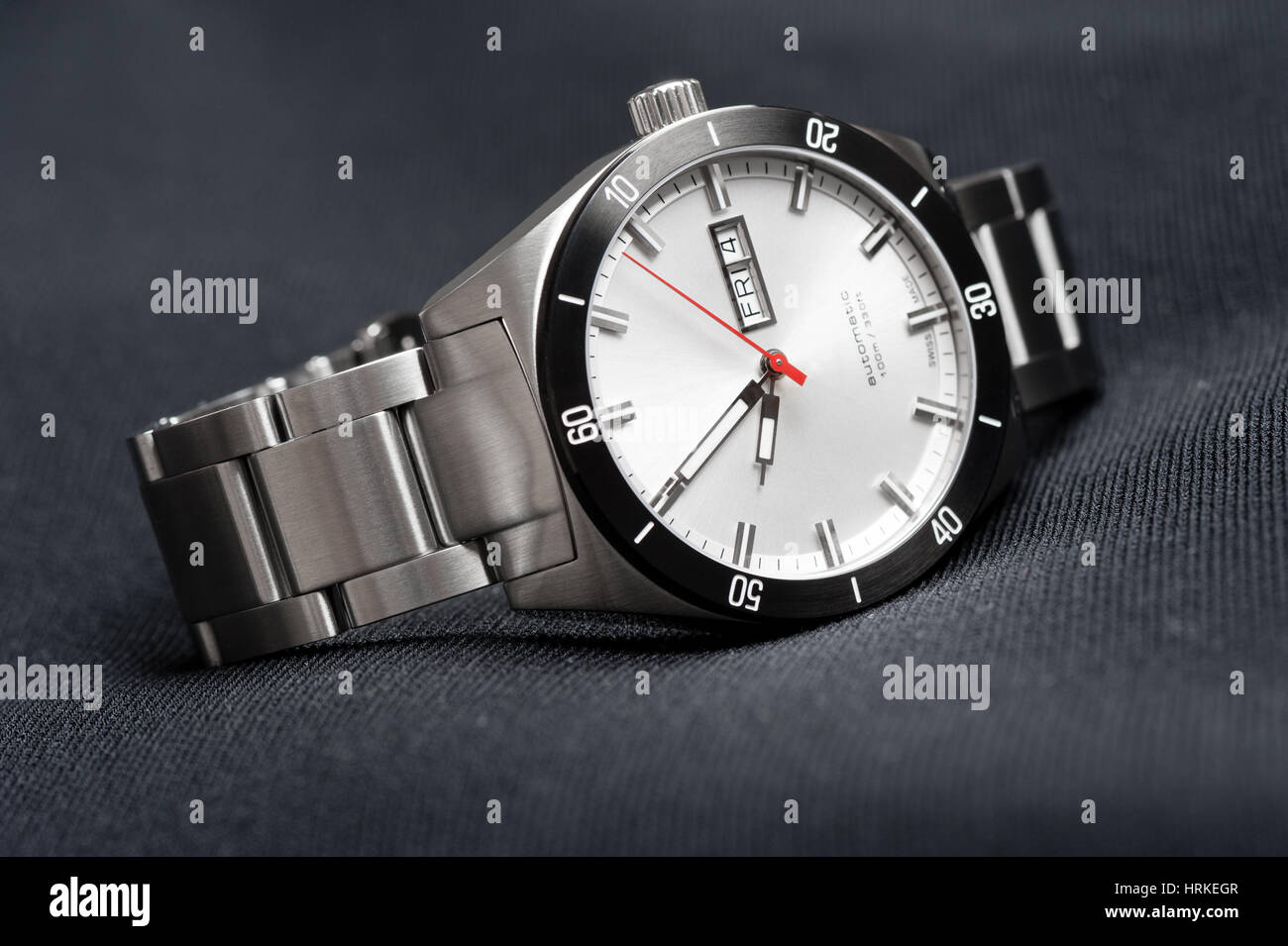 Primo piano uomini automatico con orologio da polso in acciaio inossidabile da Foto Stock