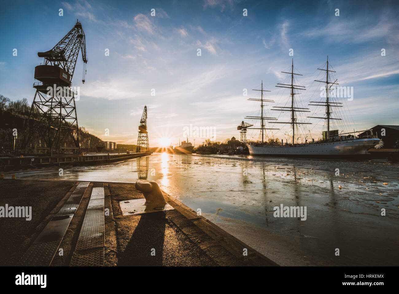 Gru per ricordare la storia della costruzione navale alla foce del fiume Aura a Turku, in Finlandia, Febbraio 2017 Foto Stock