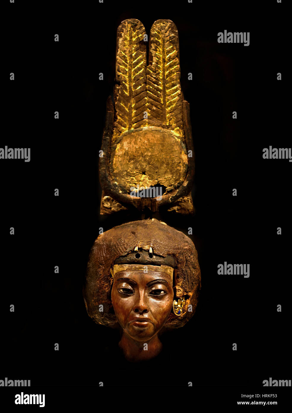 Testa di una statuetta della regina Teje Amenophis (Amenhotep) III. Medinet el-Ghurob (Egitto / Fayum) legno di tasso, oro, argento, lapislazzuli, tessile, faience, stucco, 32.7 x 7.8 x 8.2 cm Foto Stock