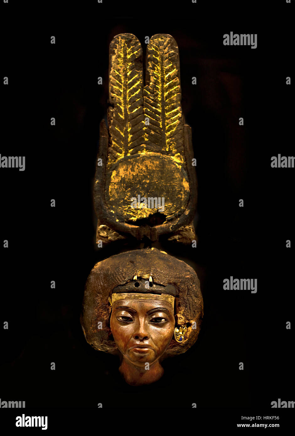 Testa di una statuetta della regina Teje Amenophis (Amenhotep) III. Medinet el-Ghurob (Egitto / Fayum) legno di tasso, oro, argento, lapislazzuli, tessile, faience, stucco, 32.7 x 7.8 x 8.2 cm Foto Stock