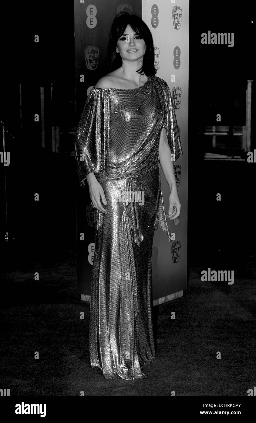 Penelope Cruz ( Immagine Altered digitalmente a monocromatica ) assiste l'EE British Academy Film Awards (BAFTA) presso la Royal Albert Hall il 12 febbraio 2017 a Londra Foto Stock