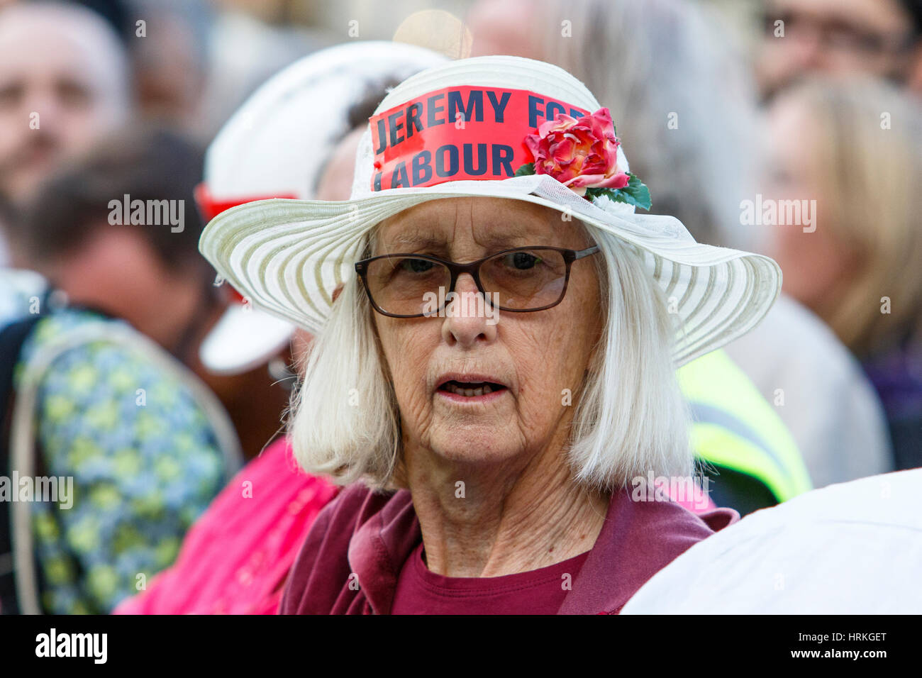 Bristol, Regno Unito, 8 Agosto, 2016. Jeremy Corbyn sostenitori sono illustrati in quanto essi ascoltare discorsi a Jeremy per la manodopera nel rally di College Green,Bristol Foto Stock