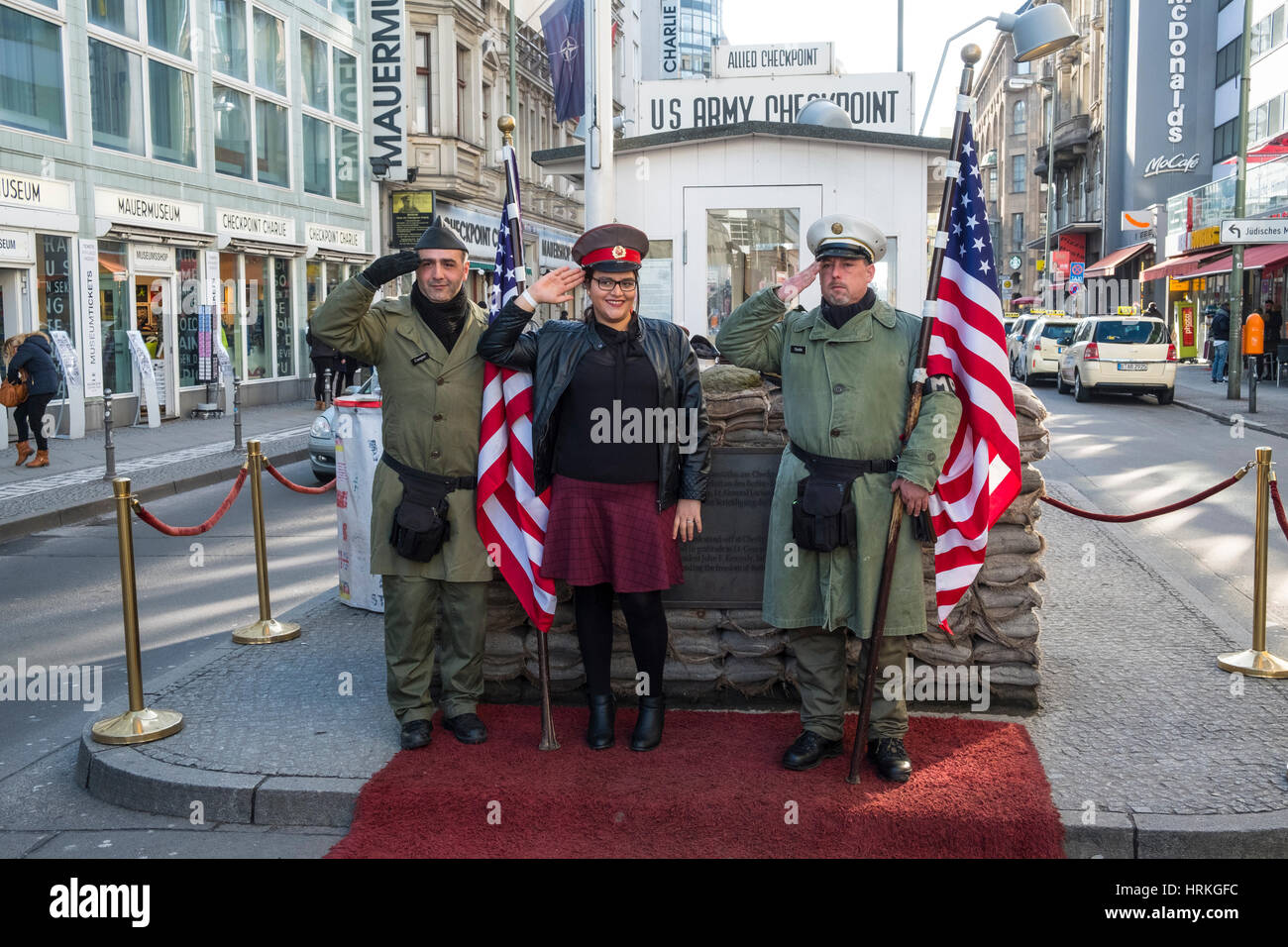 I turisti in posa con soldati americani al Checkpoint Charlie a Berlino, Germania Foto Stock