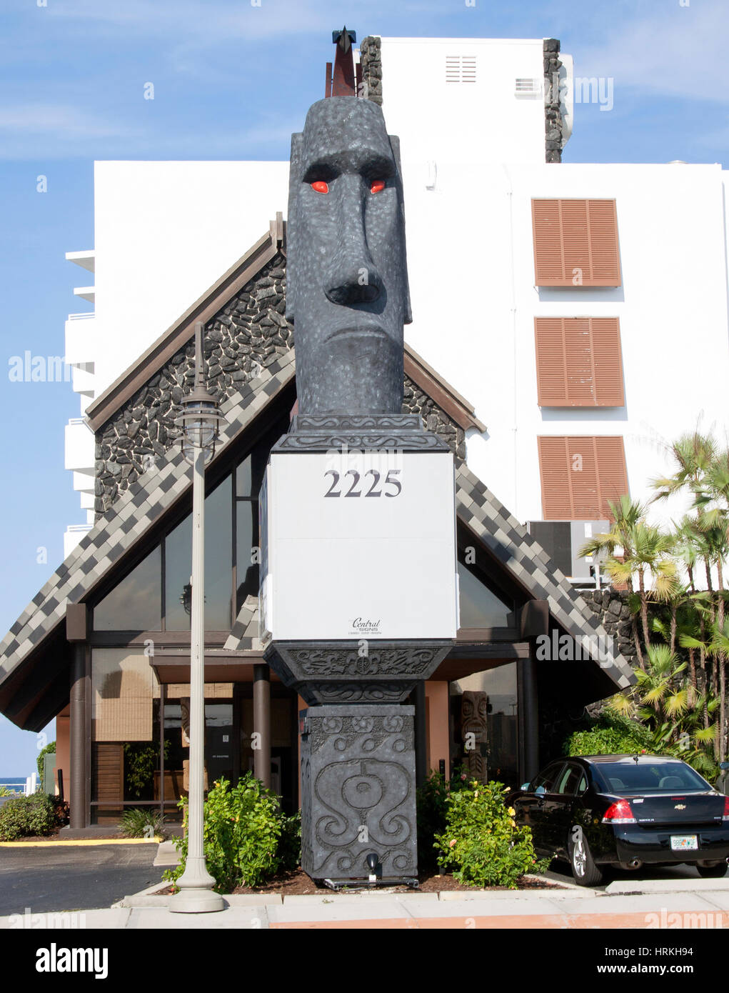 Una gigantesca testa di tiki accoglie gli ospiti in un motel di Daytona Beach, Florida, aggiungendo un tocco tropicale e un fascino retrò lungo la strada. Foto Stock