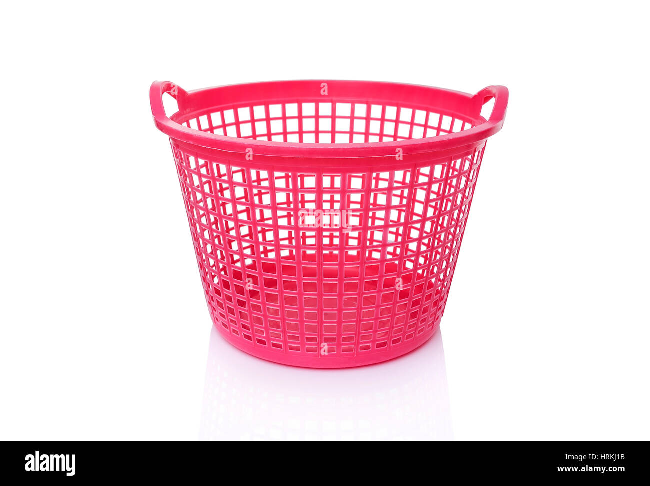 Lavanderia in plastica cestello. Isolato su sfondo bianco. Foto Stock