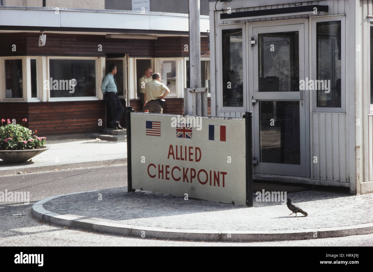 Il Checkpoint Charlie, Berlino Ovest, Germania, c. Anni Settanta Foto Stock