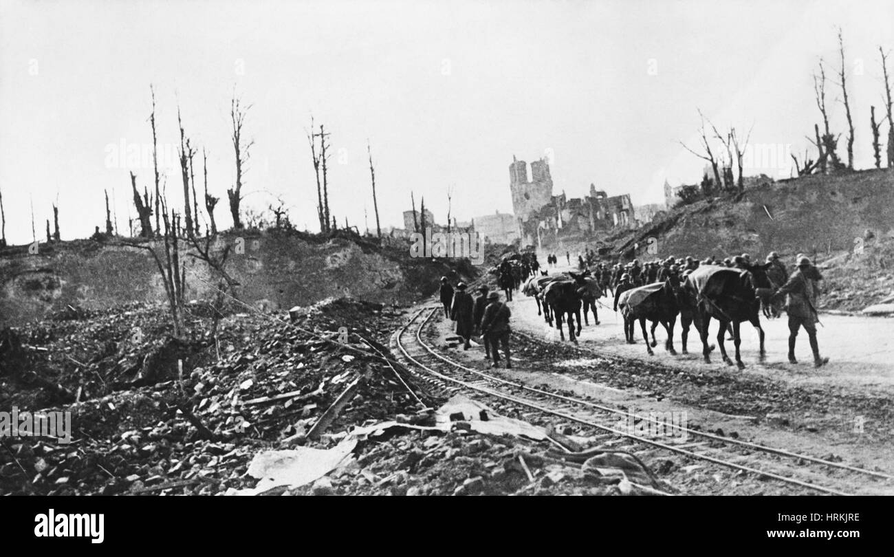 La prima guerra mondiale, POWs entrando Ypres, 1917 Foto Stock