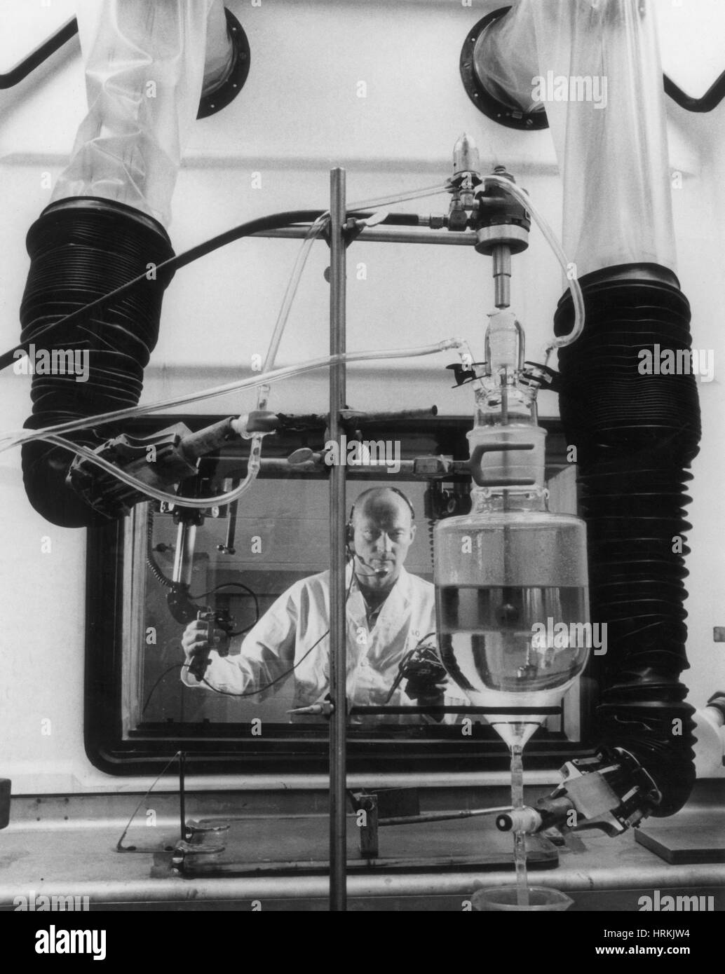 Utilizzando una cella calda per maneggiare materiali radioattivi Foto Stock