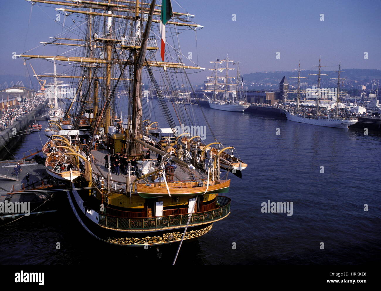 AJAXNETPHOTO. Luglio, 1989. ROUEN, Francia. - TALL SHIPS linea la senna - VOILE DE LA LIBERTE - RIGGERS QUADRATO CON L'ITALIA AMERIGO VESPUCCI (anteriore sinistro), linea le banchine del porto della Normandia. Foto:JONATHAN EASTLAND/AJAX REF:215021 4 107 Foto Stock