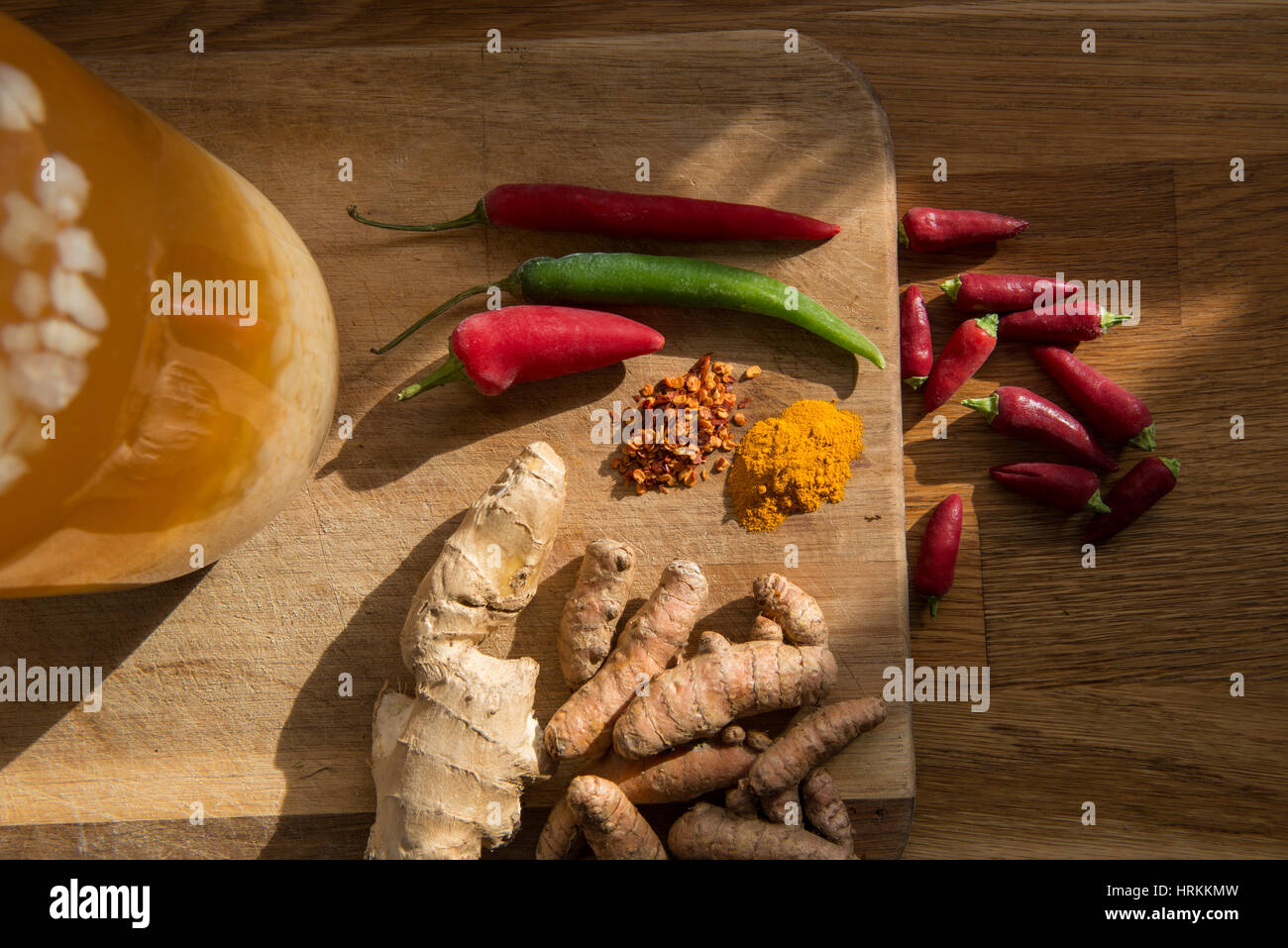 Un assortimento di prodotti freschi e spezie secche. Chili, Zenzero e curcuma Foto Stock