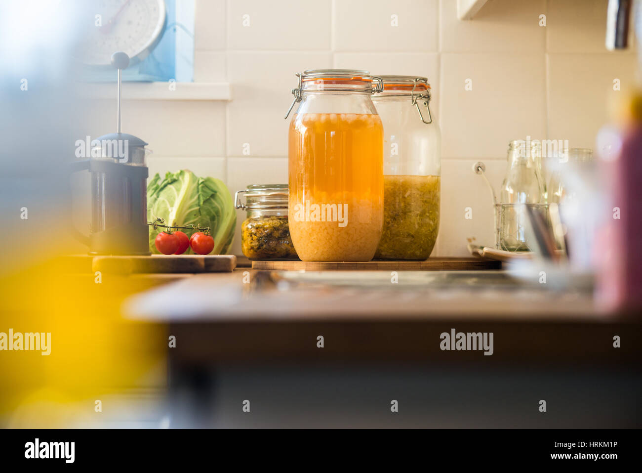 In casa acqua Kefir, kimchi e crauti, prebiotici e probiotici che supportano la salute dell'intestino e migliorare il sistema immunitario Foto Stock