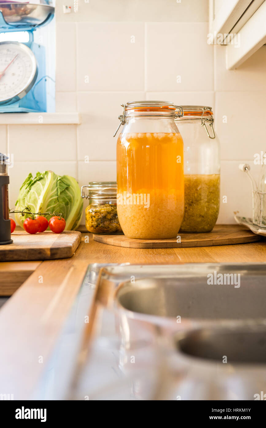 In casa acqua Kefir, kimchi e crauti, prebiotici e probiotici che supportano la salute dell'intestino e migliorare il sistema immunitario Foto Stock