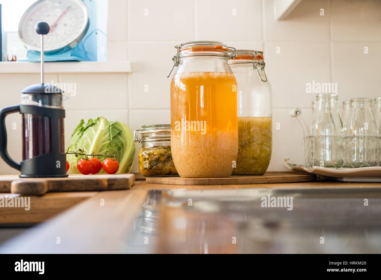 In casa acqua Kefir, kimchi e crauti, prebiotici e probiotici che supportano la salute dell'intestino e migliorare il sistema immunitario Foto Stock