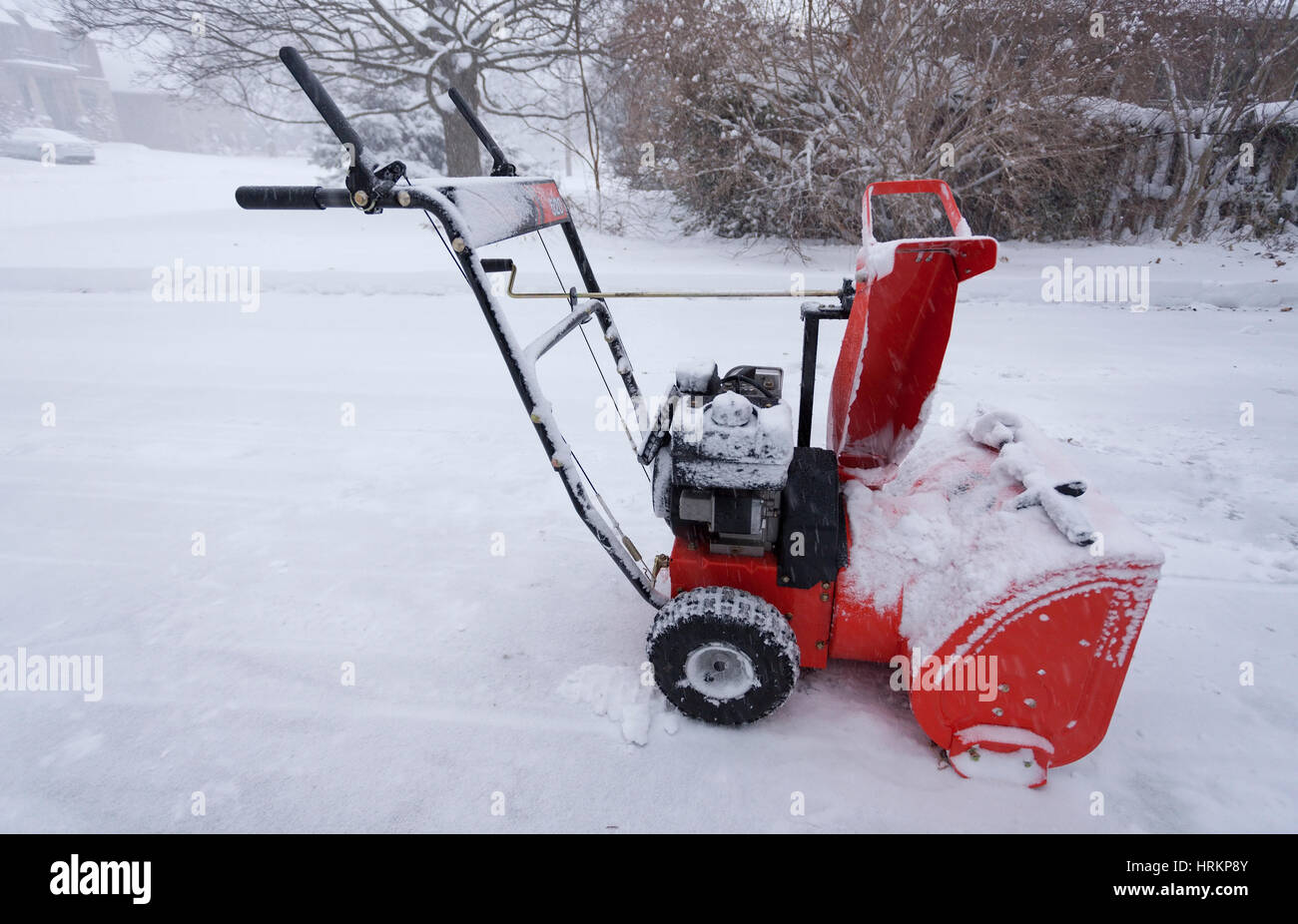 Un ventilatore di neve coperto di neve dopo una nevicata. In Ontario, Canada. Foto Stock