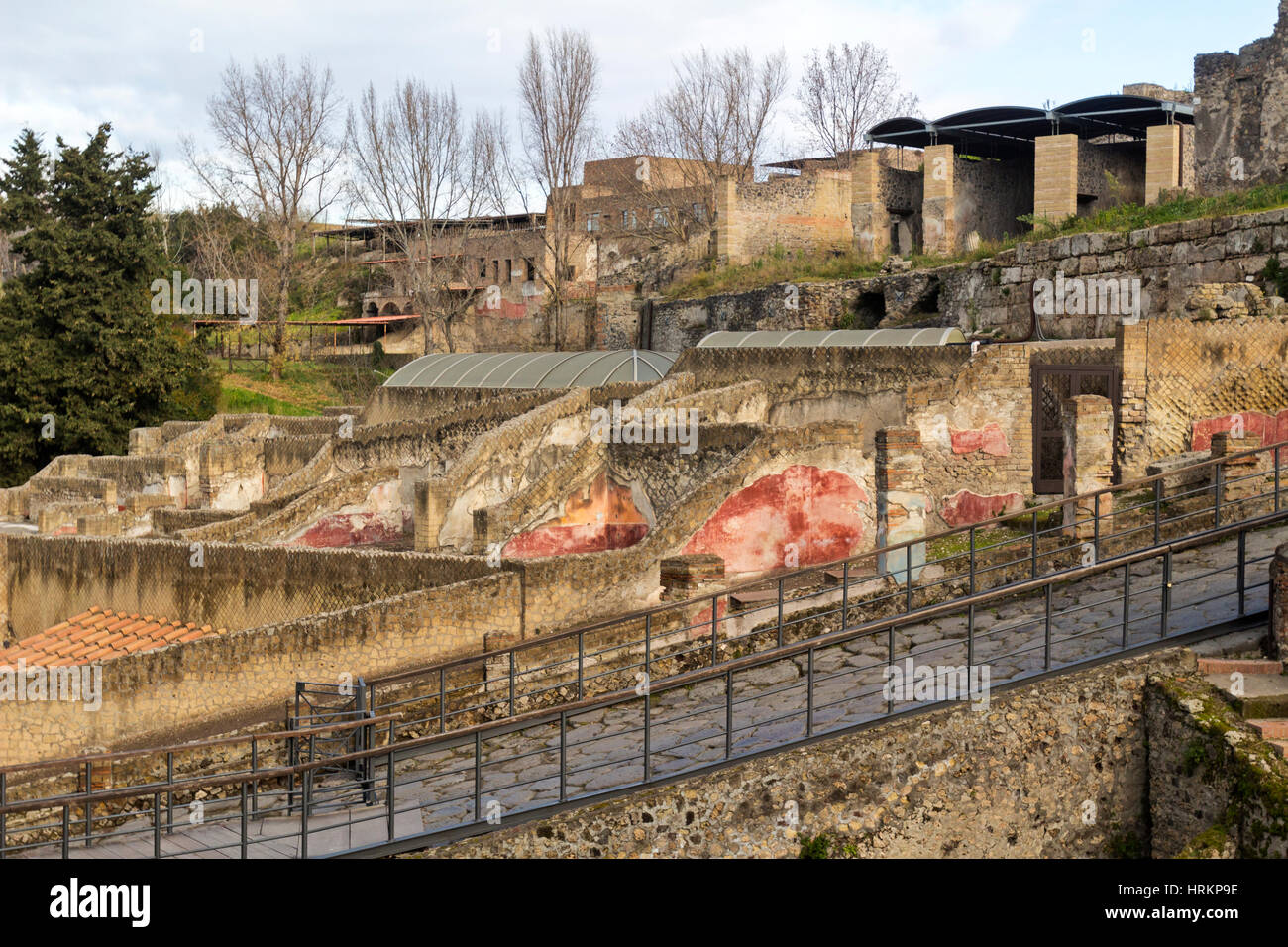 Una vista di antiche rovine nella città di Pompei, Italia. Foto Stock