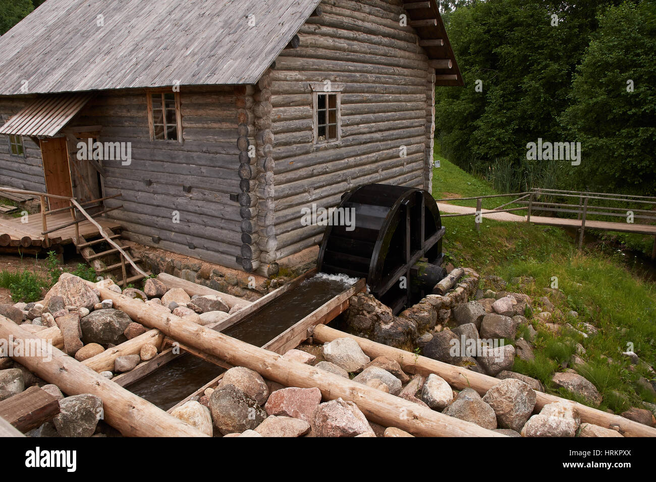 Il mulino ad acqua, Pskov Regione, estate 2015/ ortodossi croci. ingresso alla chiesa ortodossa. La ruota di acqua è situato sul lato del mulino 2015 Foto Stock