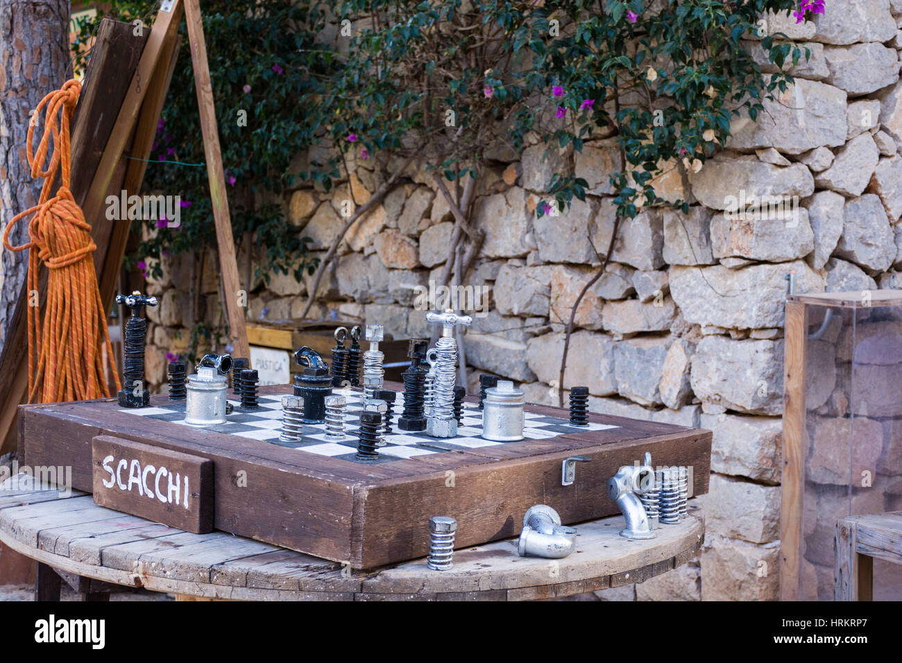 Scacchi, giochi da tavola. Tutte di legno, dal riciclaggio di materiali usati, ecologico nel giardino, può essere utilizzato come una tabella. Foto Stock