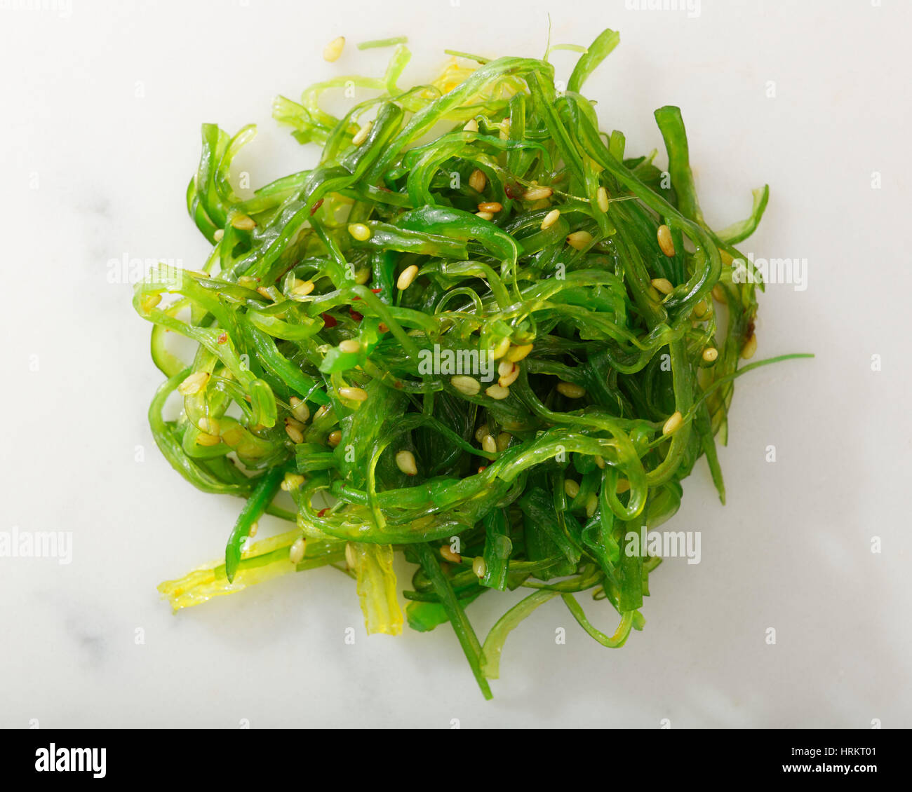 Fresca insalata di alghe marine su sfondo bianco Foto Stock