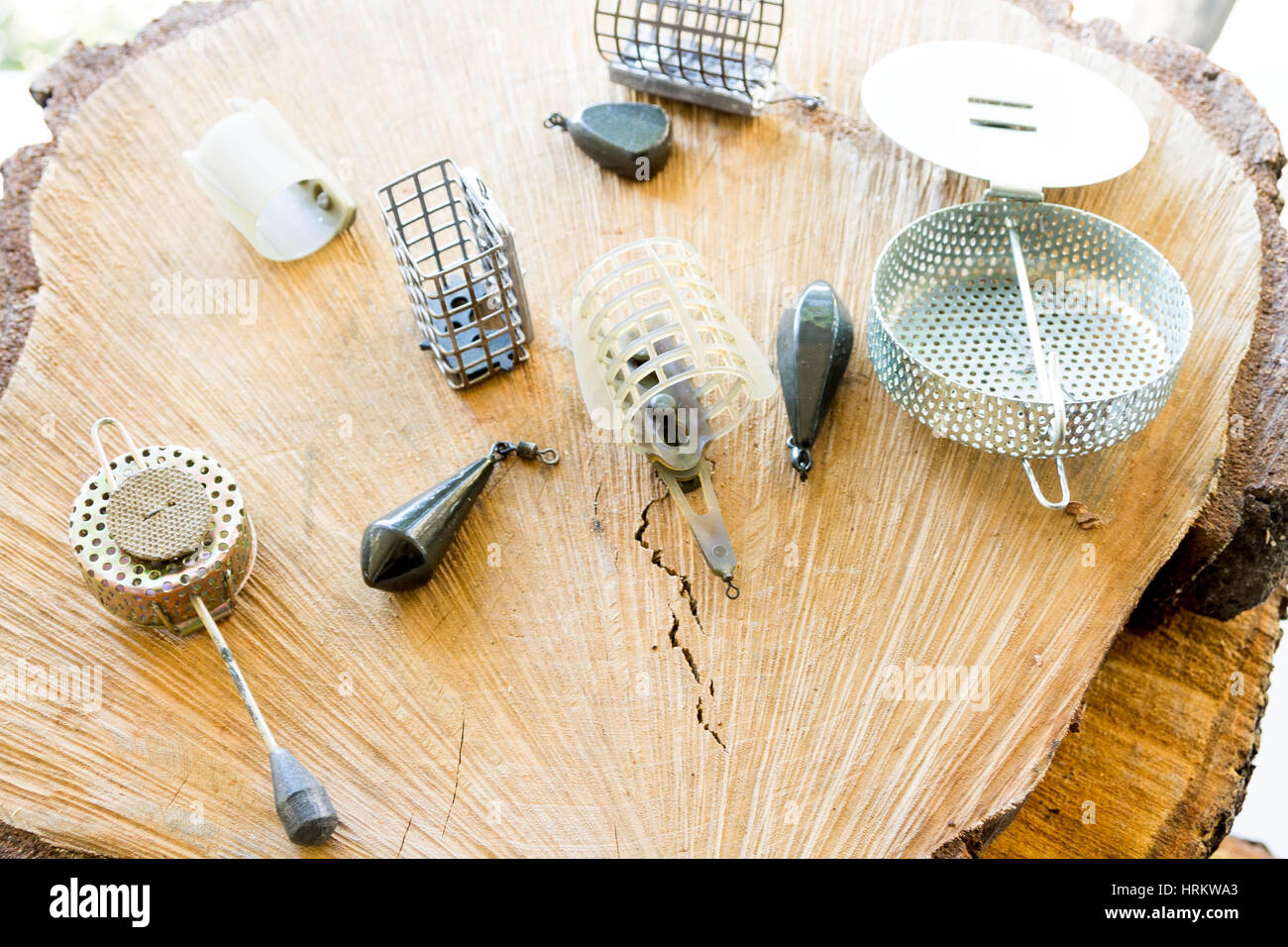 Carpfishing, sfondo Sfondo legno pesi. Gli accessori di pesca. Foto Stock