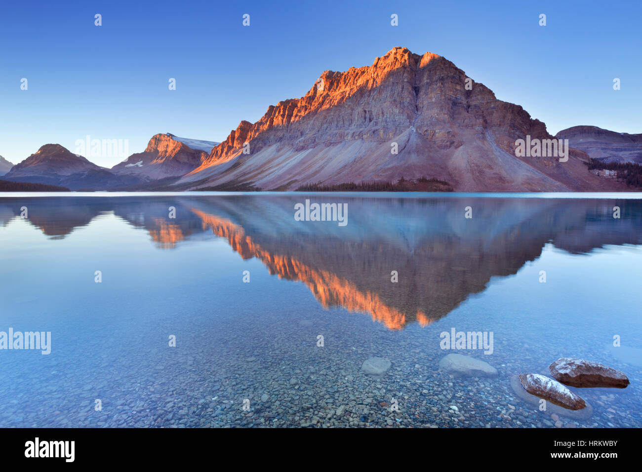 Al Lago Bow lungo la Icefields Parkway in Canada. Fotografato a sunrise. Foto Stock